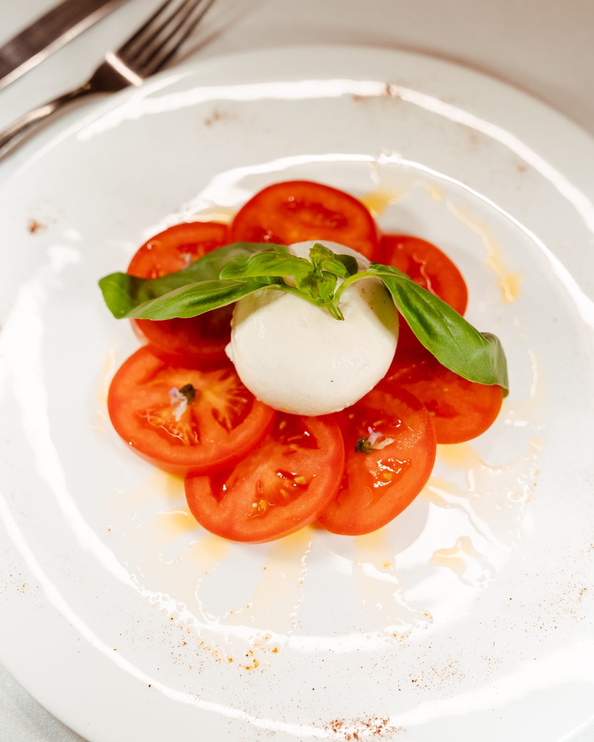 La caprese: mozzarella di bufala, pomodoro e basilico