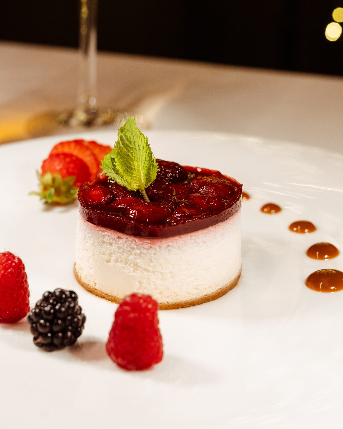 Un dolce con i frutti rossi