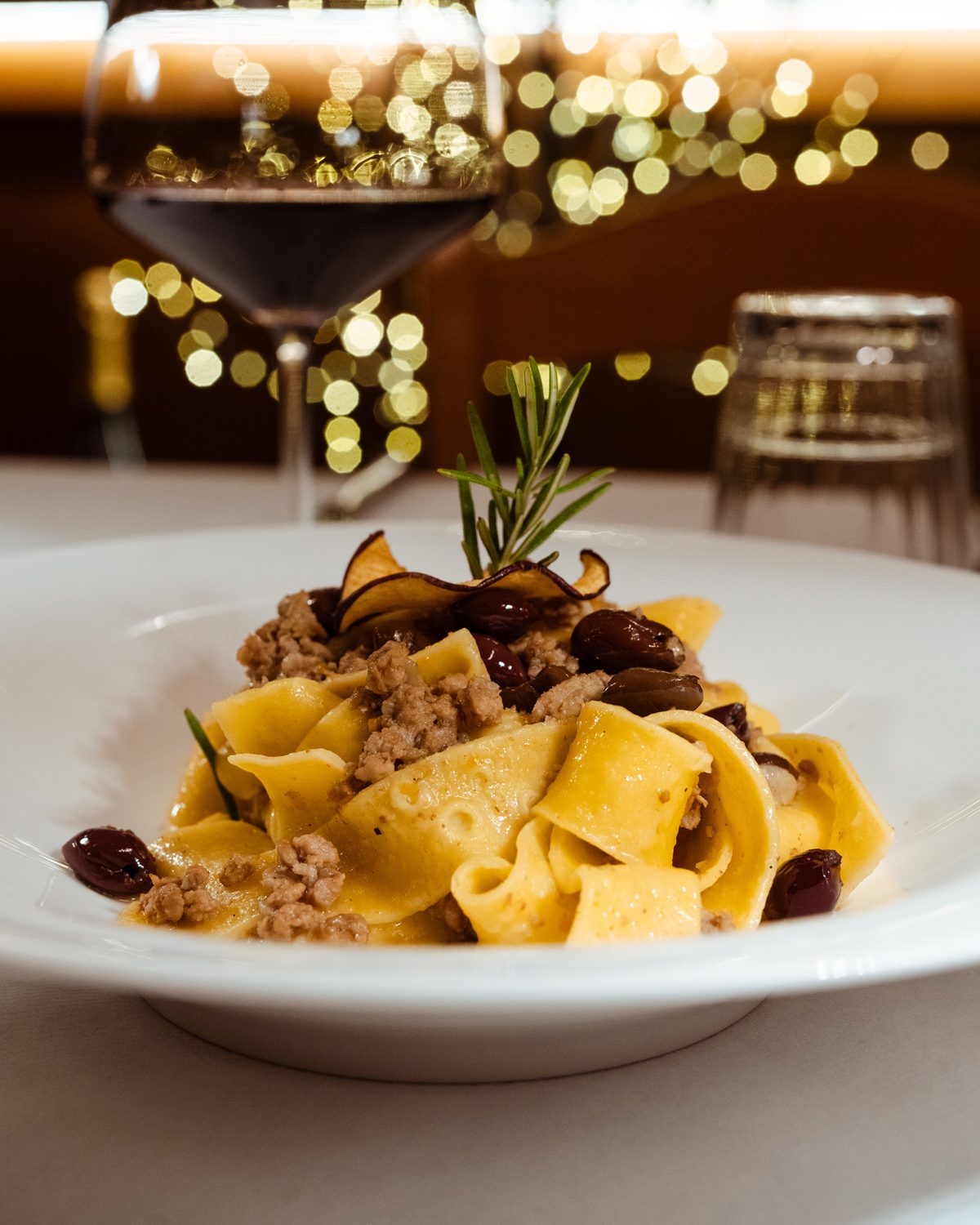 Pasta fresca al ragù con olive e rosmarino