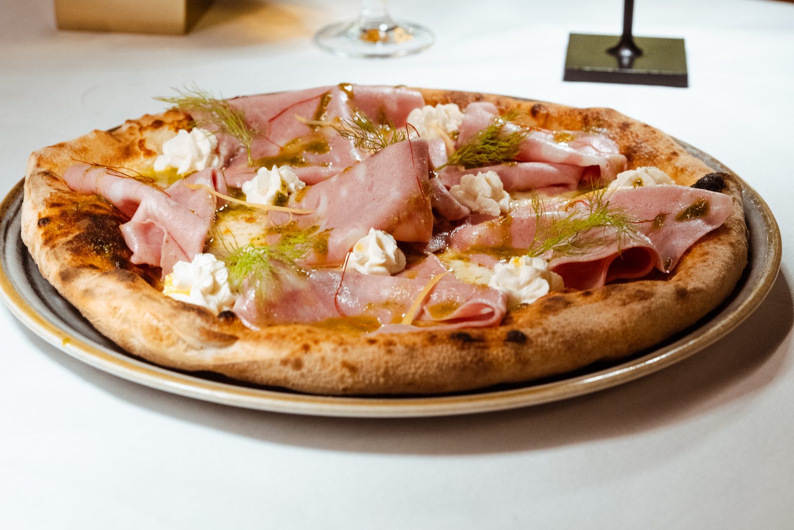 Una pizza con prosciutto cotto e stracciatella