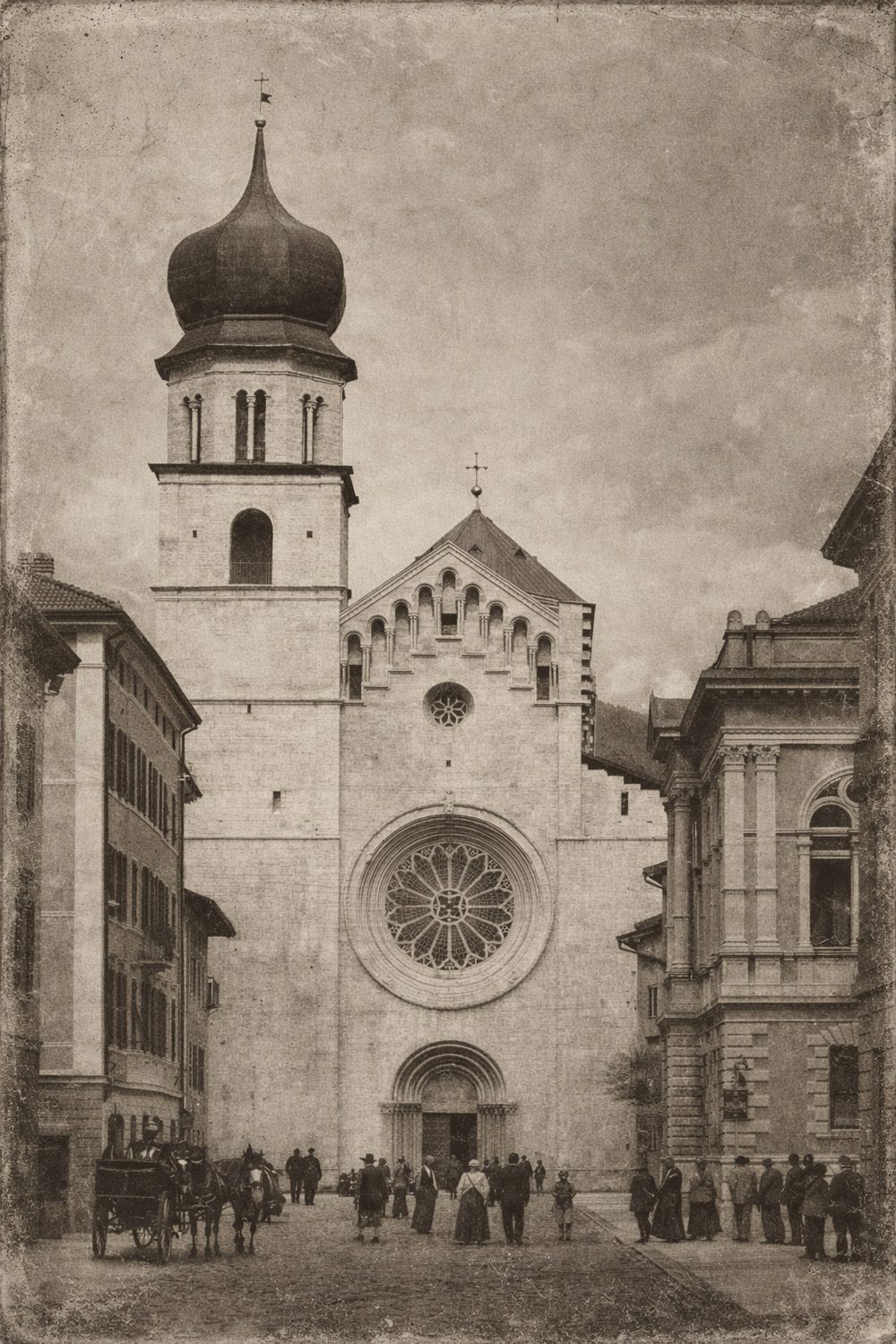 La Cattedrale di San Vigilio in un'illustrazione in stile antico, con le carrozze in piazza