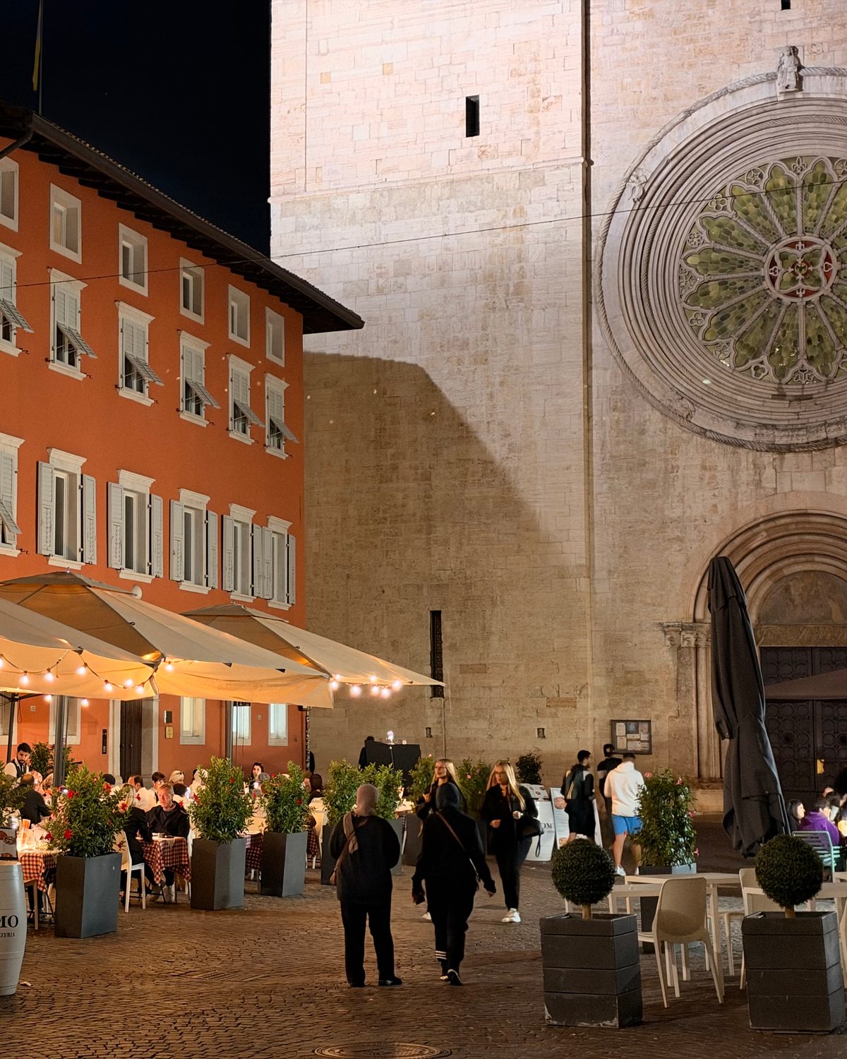 La facciata della Cattedrale di San Vigilio con il rosone, di sera