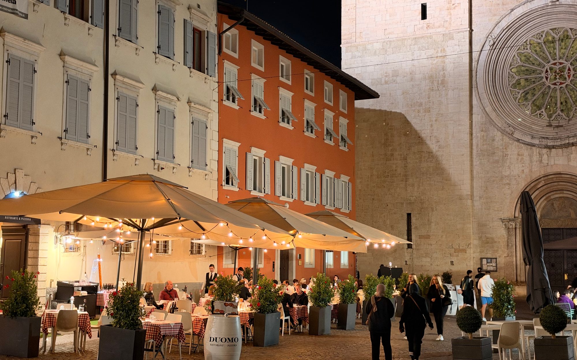 Il dehors del Ristorante Al Duomo di sera in Piazza Duomo, con la facciata della Cattedrale di San Vigilio