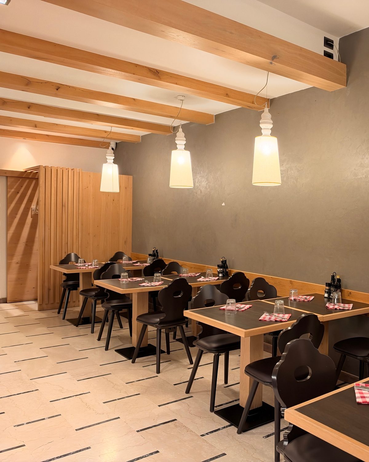 La sala interna con le travi in legno