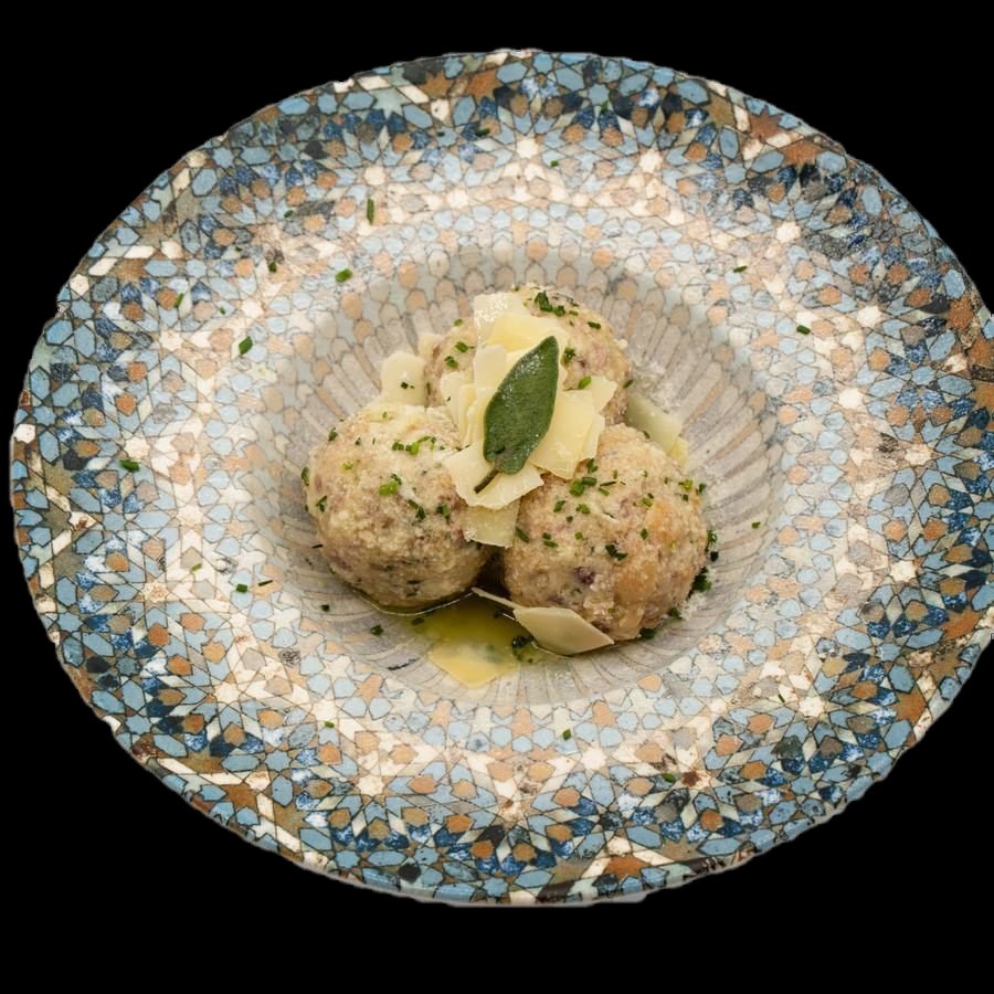 Canederli allo speck serviti in brodo caldo