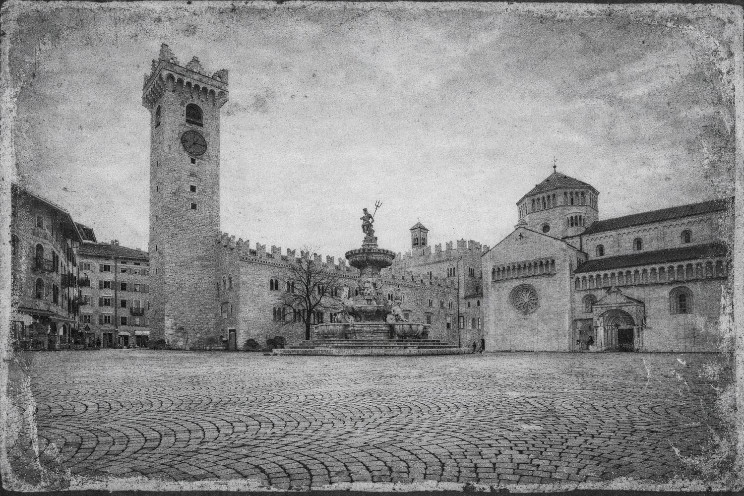 Piazza Duomo in bianco e nero: la Torre Civica, la fontana del Nettuno e la Cattedrale